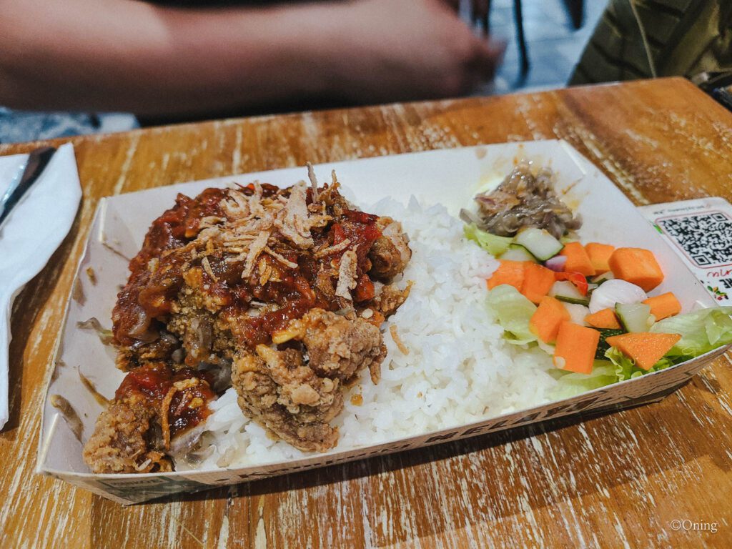 발리-자카르타 가루다 항공 : 발리 공항 선물 쇼핑, 발리 공항 맛집 MELAYU에서 박소 누들 41 Melayu 나시 아얌 겝렉 삼발