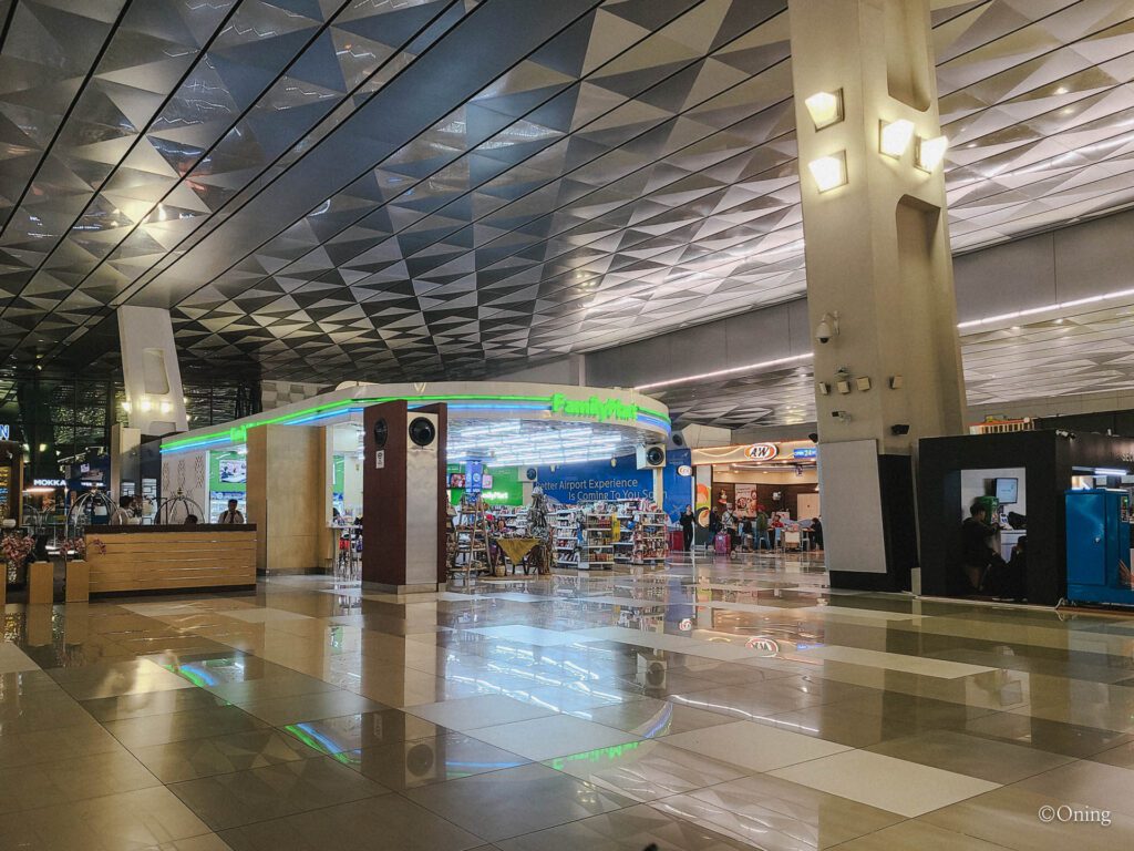 발리-자카르타 가루다 항공 : 발리 공항 선물 쇼핑, 발리 공항 맛집 MELAYU에서 박소 누들 51 자카르타 공항 패밀리마트