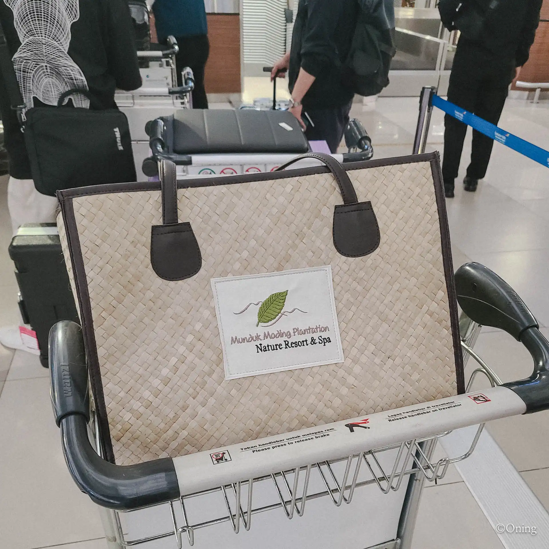 발리-자카르타 가루다 항공 : 발리 공항 선물 쇼핑, 발리 공항 맛집 MELAYU에서 박소 누들 33 리조트에서 선물받은 에코백