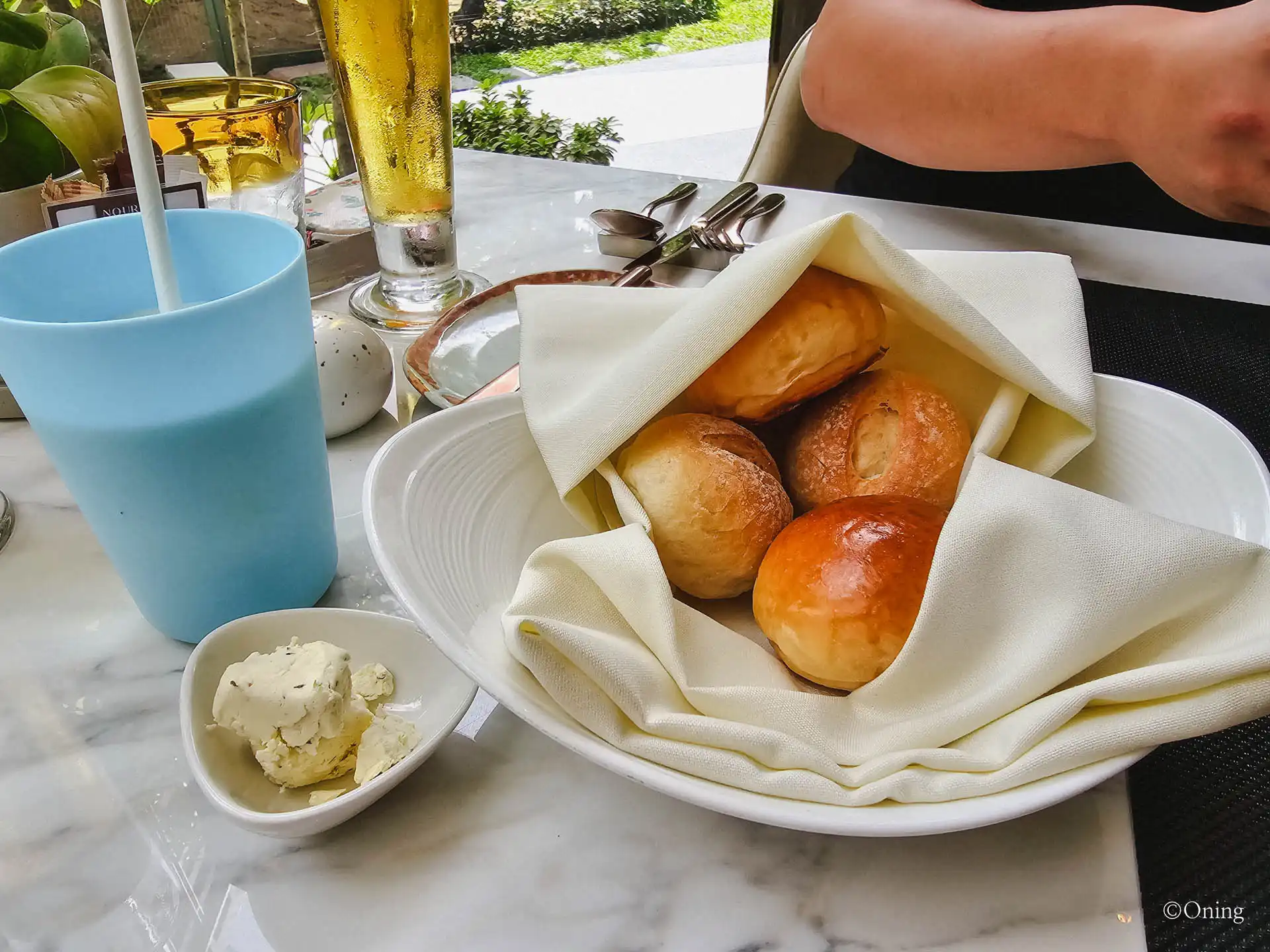 방콕 시암 맛집 : 방콕 모벤픽 BDMS 레스토랑 Nourish 후기. 런치 메뉴 가격 할인정보 20 식전 빵 brötchen