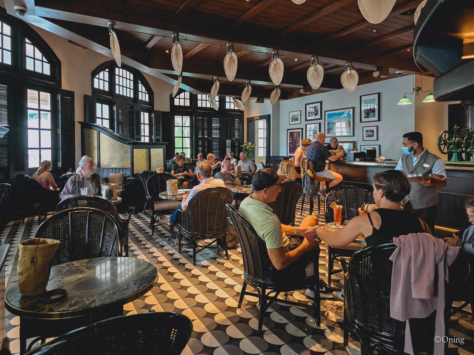 Breakfast at Raffles Hotel & Singapore Sling at Long Bar: A True Singapore Heritage Experience 73 Raffles Long Bar