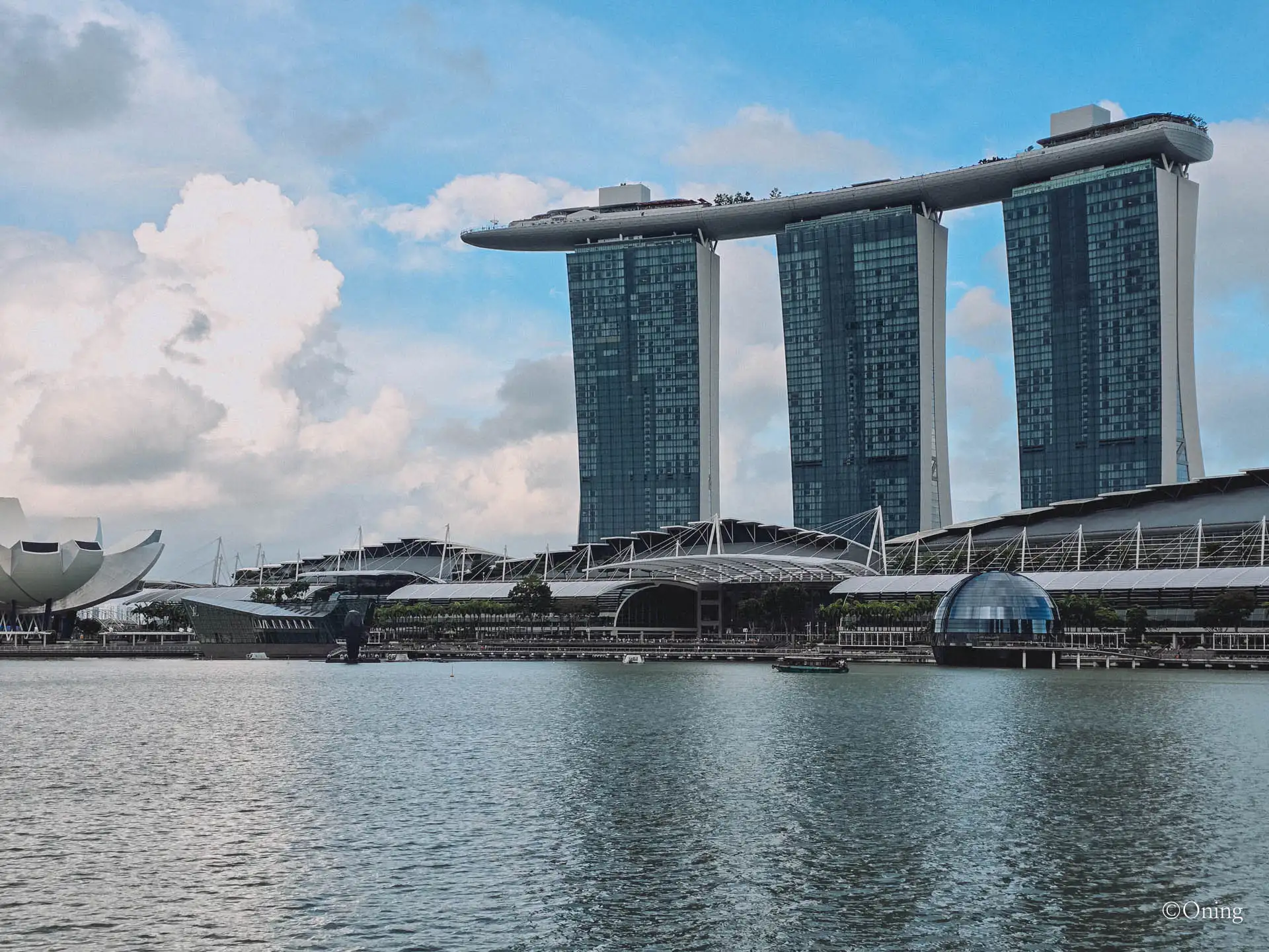 Singapore travel place: The Fullerton Fountain with singapore sands hotel