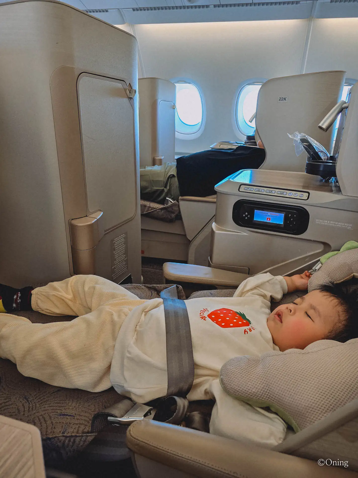 Incheon to Taipei: Taoyuan & Incheon Airport Lounges + Asiana Business Class Review 51 Asiana A380 Business Smartium seat with staggered fully-flat configuration